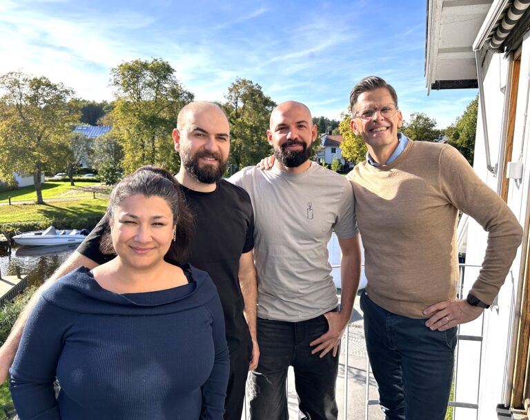 Anders accueille Nazeli, Belal et Khaled sur le balcon de l'ENIT Kungsbacka