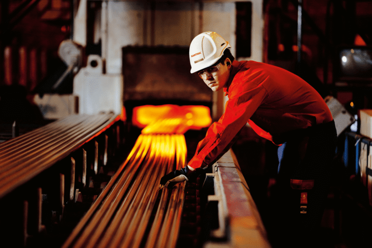 Man vid ugnsvalsar på ett av Alleimas stålverk