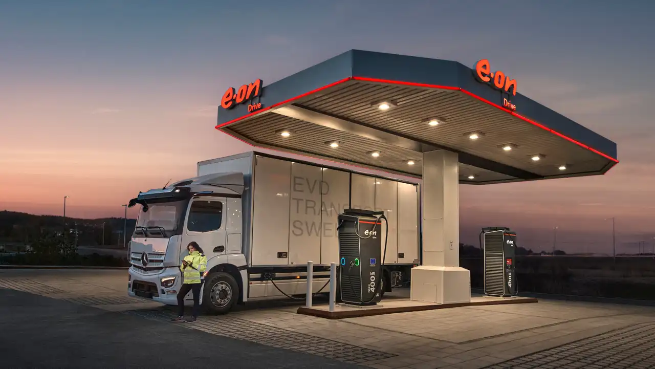 Station de recharge E.ON avec un camion en train de charger et le chauffeur à l'extérieur